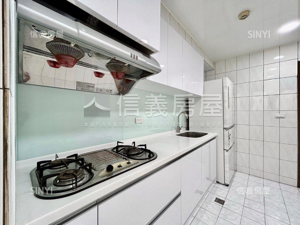 哈佛世家四房車位房屋室內格局與周邊環境