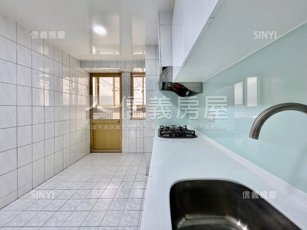 哈佛世家四房車位房屋室內格局與周邊環境