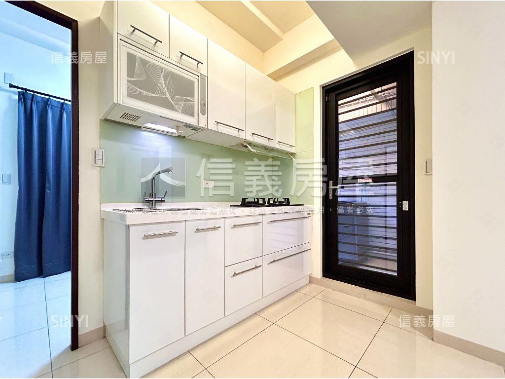 近輕軌鼎山家樂福三房車位房屋室內格局與周邊環境