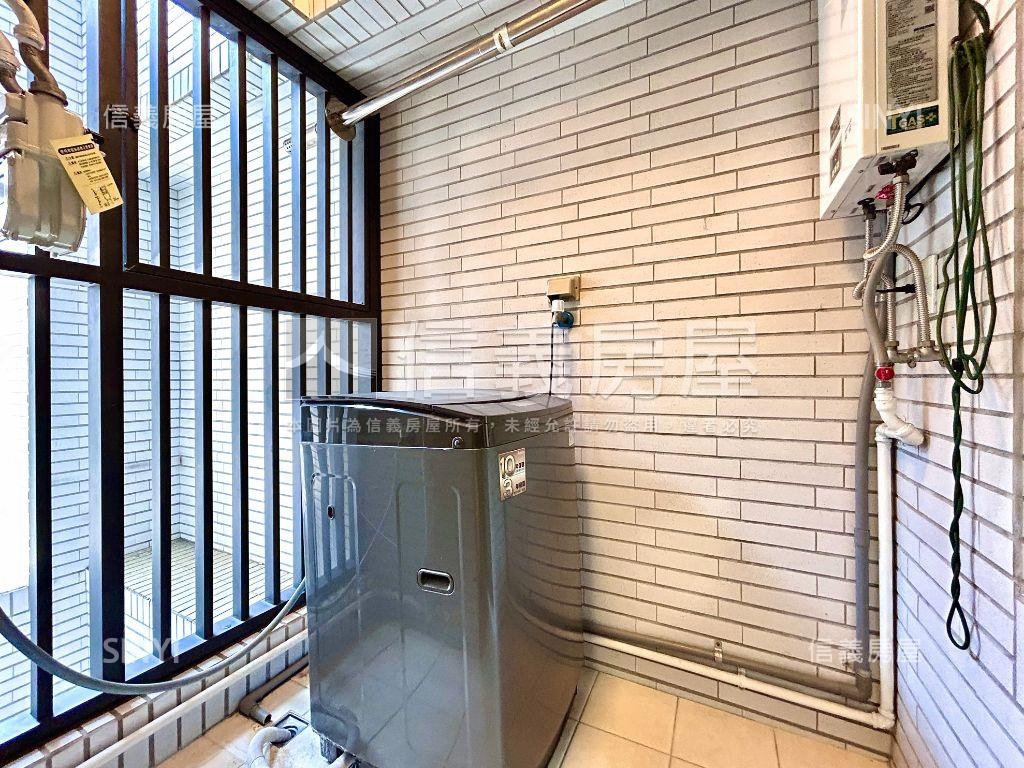 近輕軌鼎山家樂福三房車位房屋室內格局與周邊環境