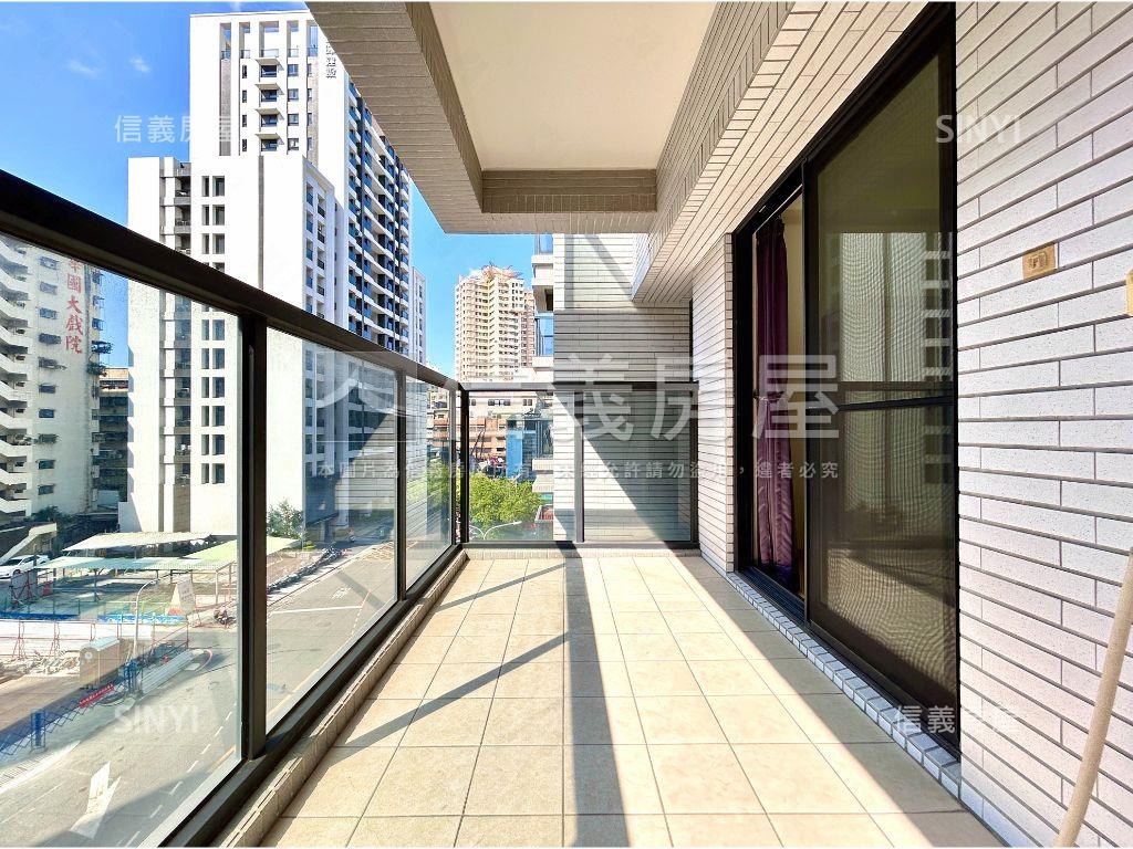 近輕軌鼎山家樂福三房車位房屋室內格局與周邊環境