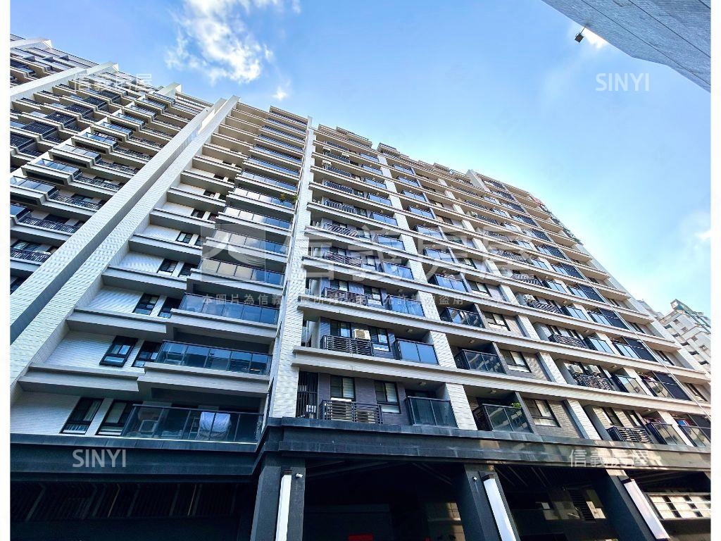 近輕軌鼎山家樂福三房車位房屋室內格局與周邊環境