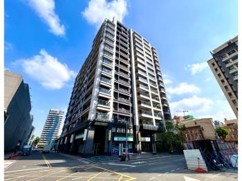 近輕軌鼎山家樂福三房車位