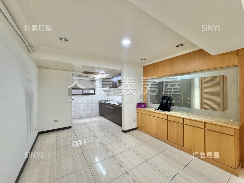 國唐地糧大四房雙車位房屋室內格局與周邊環境