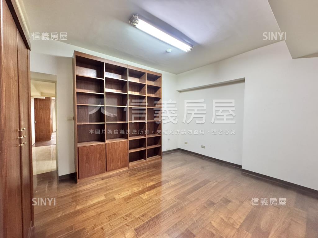 國唐地糧大四房雙車位房屋室內格局與周邊環境