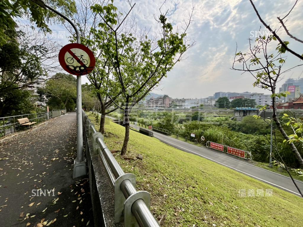 大面寬車庫一樓房屋室內格局與周邊環境