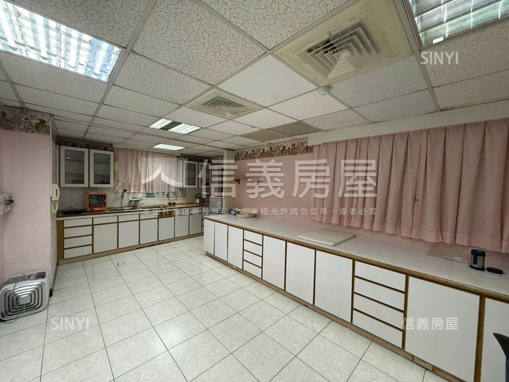 七賢二路面寬整棟華廈店面房屋室內格局與周邊環境