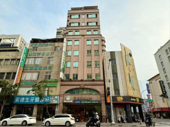 七賢二路面寬整棟華廈店面