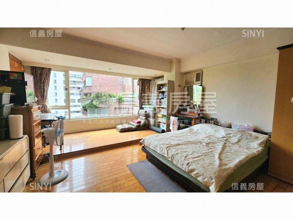 面碧湖４房美景華廈＋車位房屋室內格局與周邊環境