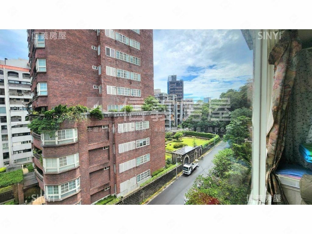 面碧湖４房美景華廈＋車位房屋室內格局與周邊環境