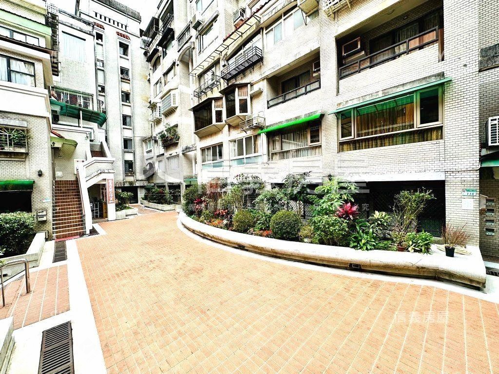 面碧湖４房美景華廈＋車位房屋室內格局與周邊環境