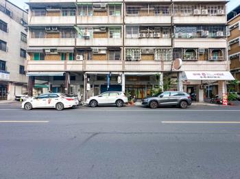 『後驛捷運』正街顯眼金店