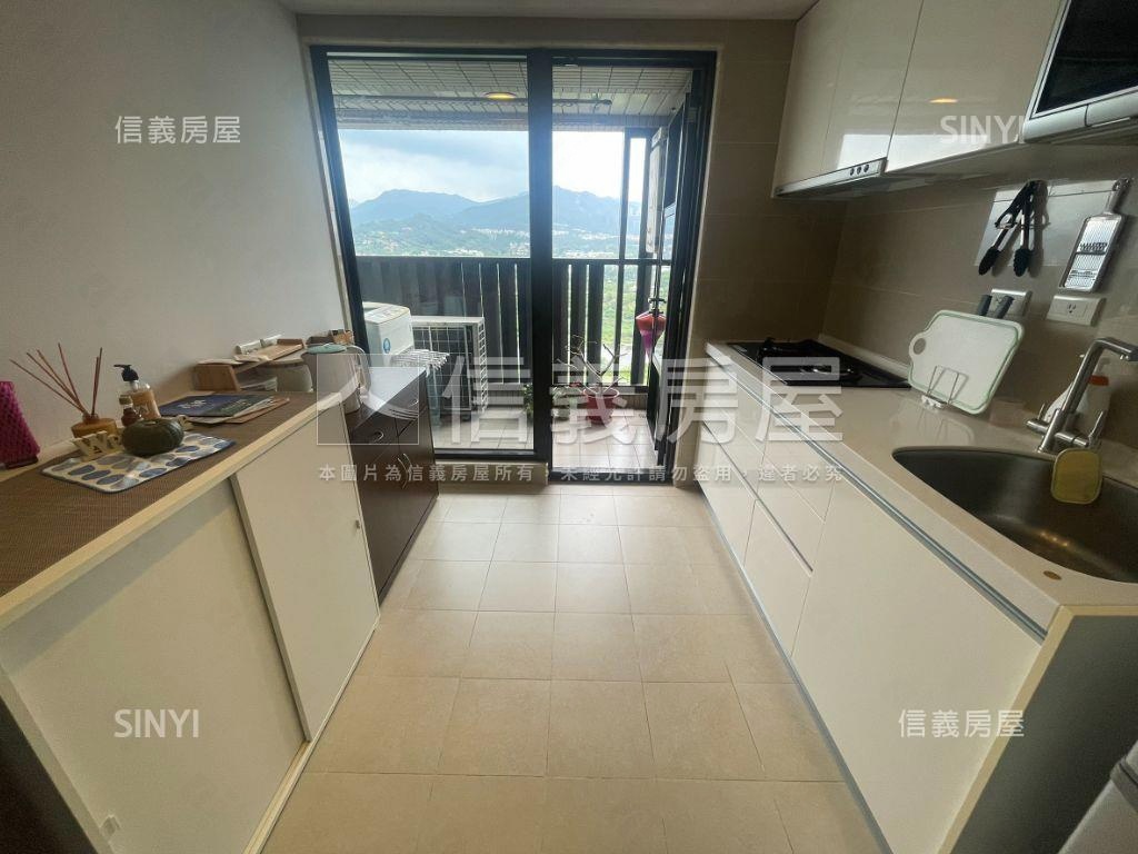 專任美河市河景高樓兩房房屋室內格局與周邊環境