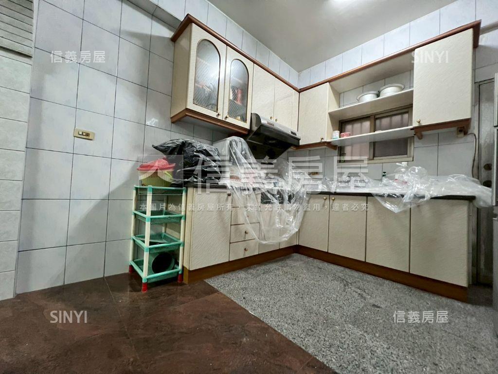 四維街邊間透天房屋室內格局與周邊環境