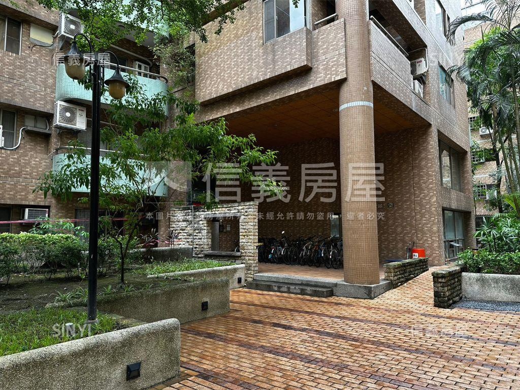 綠大地再接一間五房三平車房屋室內格局與周邊環境