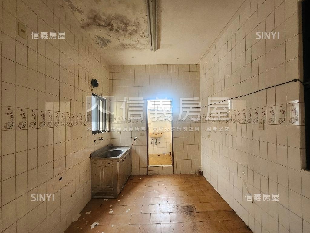 安平路大面寬黃金店面房屋室內格局與周邊環境