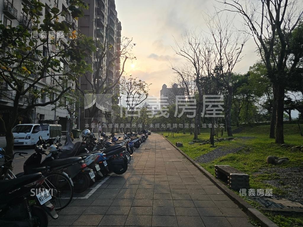 樂活郡。朝公園Ｂ１邊車位房屋室內格局與周邊環境