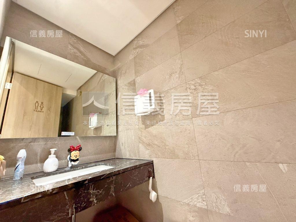 單元一稀有挑高仰雲店面房屋室內格局與周邊環境