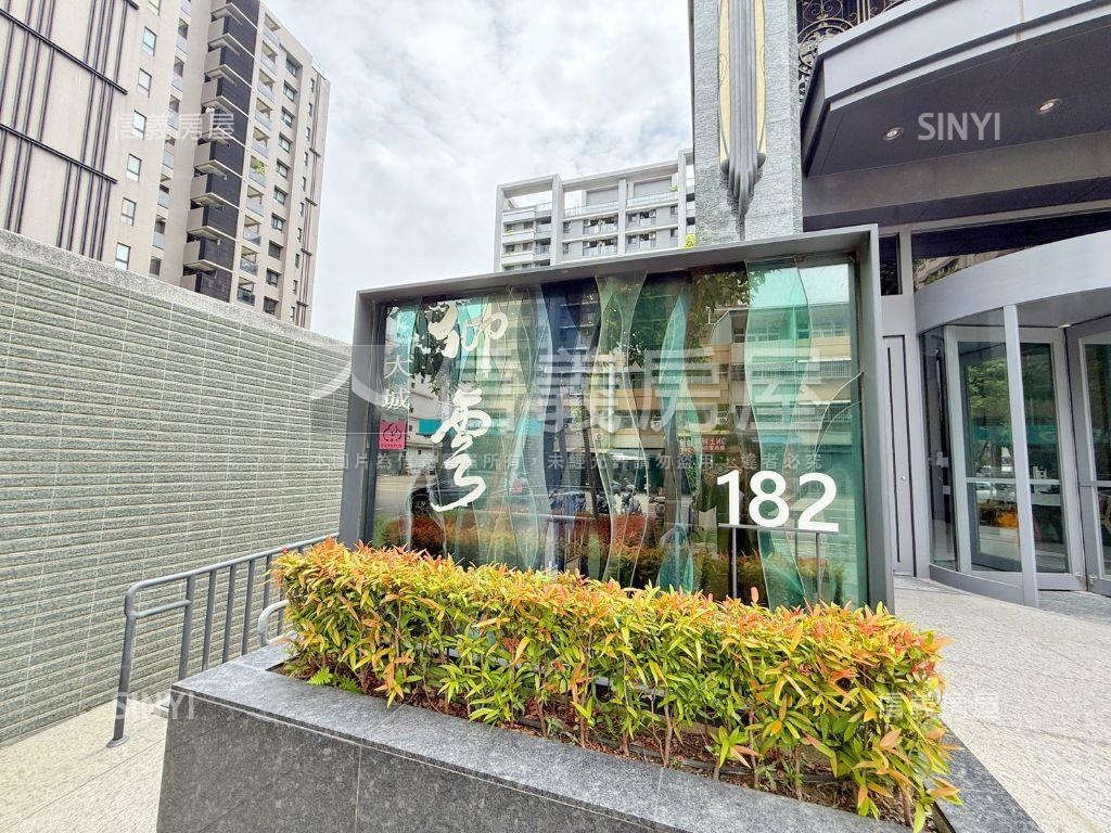 單元一稀有挑高仰雲店面房屋室內格局與周邊環境