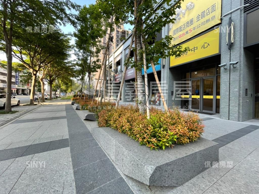 單元一稀有挑高仰雲店面房屋室內格局與周邊環境