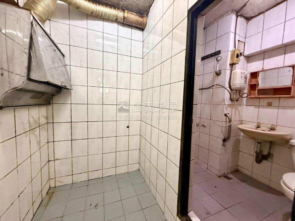 萬華採光頂樓房屋室內格局與周邊環境