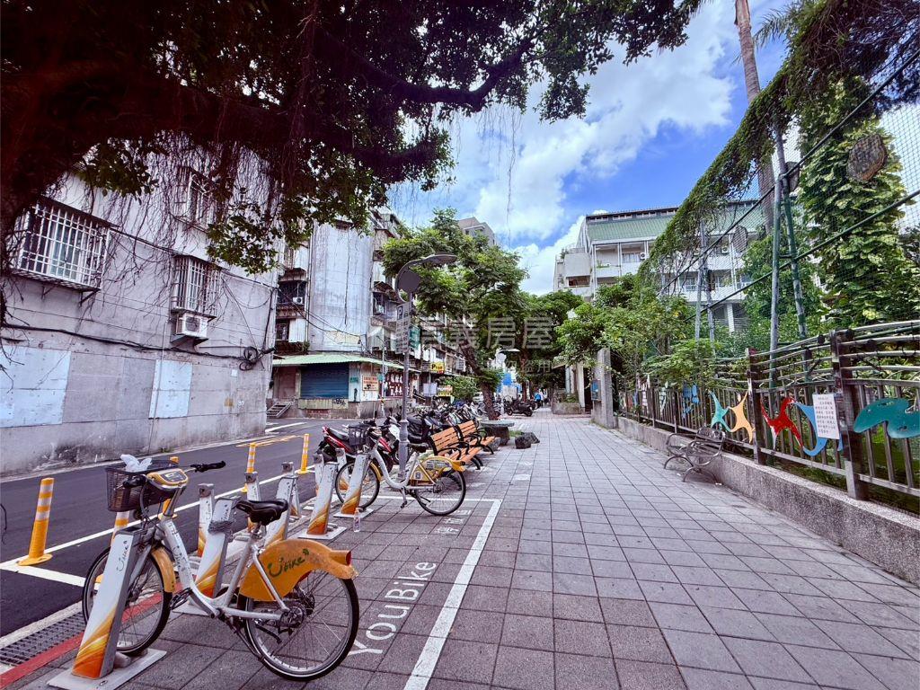 萬華採光頂樓房屋室內格局與周邊環境