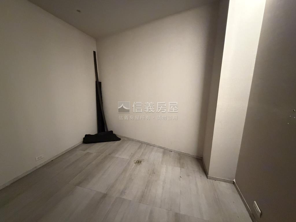 近國道大面寬雙店面房屋室內格局與周邊環境