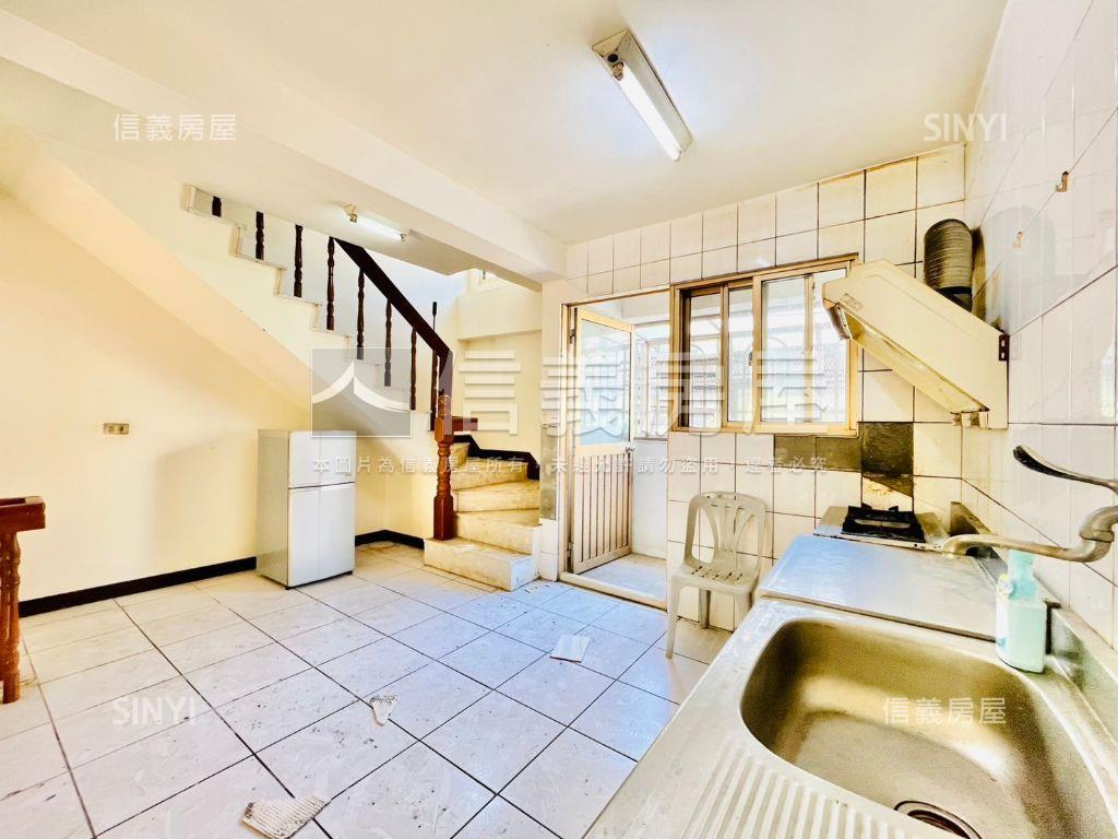 有車庫！東海天母臨路別墅房屋室內格局與周邊環境