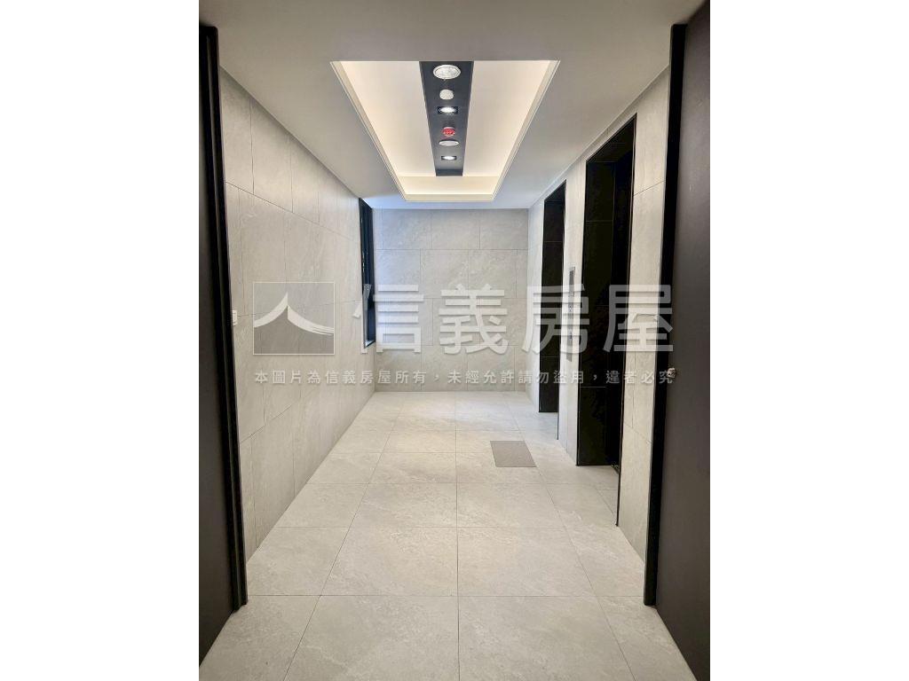 俗！東區輕屋齡一房車位房屋室內格局與周邊環境