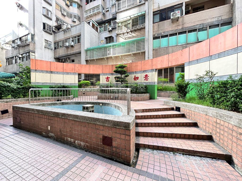 東區☆稀有低總價四房車位房屋室內格局與周邊環境
