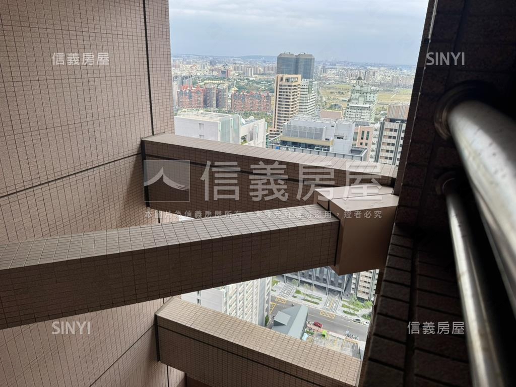 遠百捷運．摩天高雄房屋室內格局與周邊環境