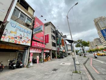 三多捷運站百貨旁人潮金店