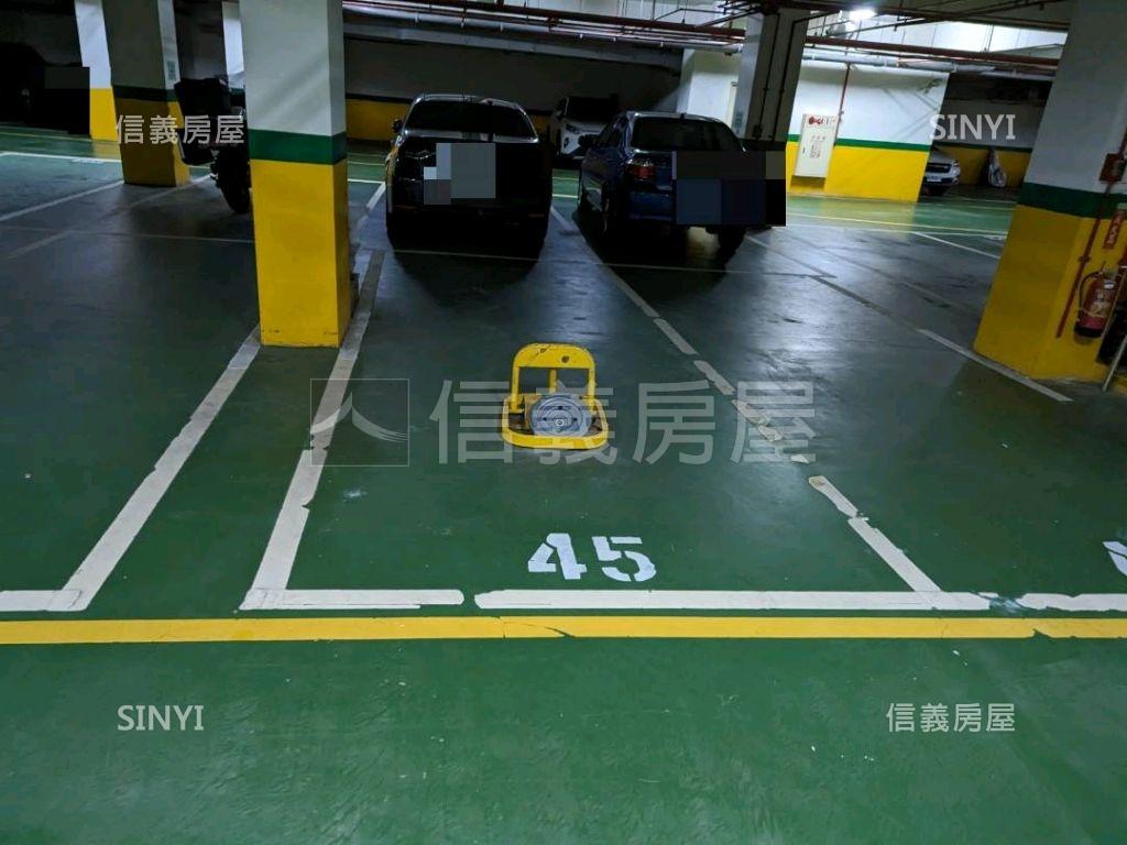 名人尊品車位大集合。詳洽房屋室內格局與周邊環境