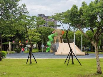 鄰尖山公園，三房坡平車位
