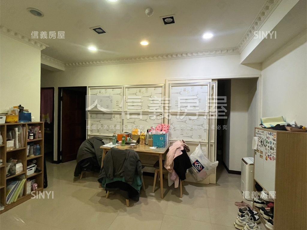 近文化國小群都三房車位房屋室內格局與周邊環境