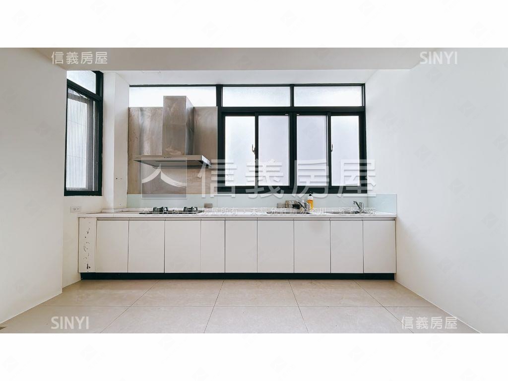 水湳屋齡７年角間透天店面房屋室內格局與周邊環境