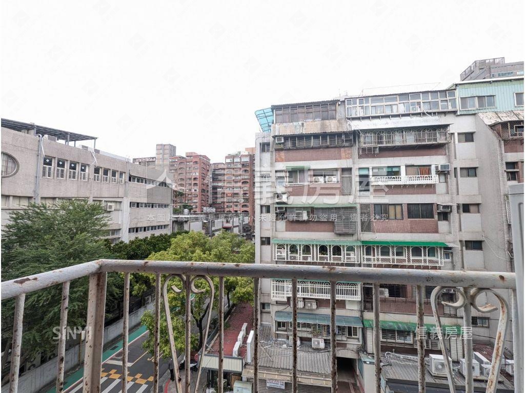 海華面校園～三房兩衛邊間房屋室內格局與周邊環境