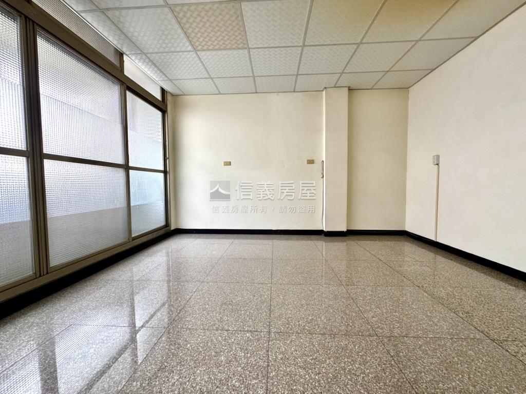大里二期興大貴族臨路透天房屋室內格局與周邊環境