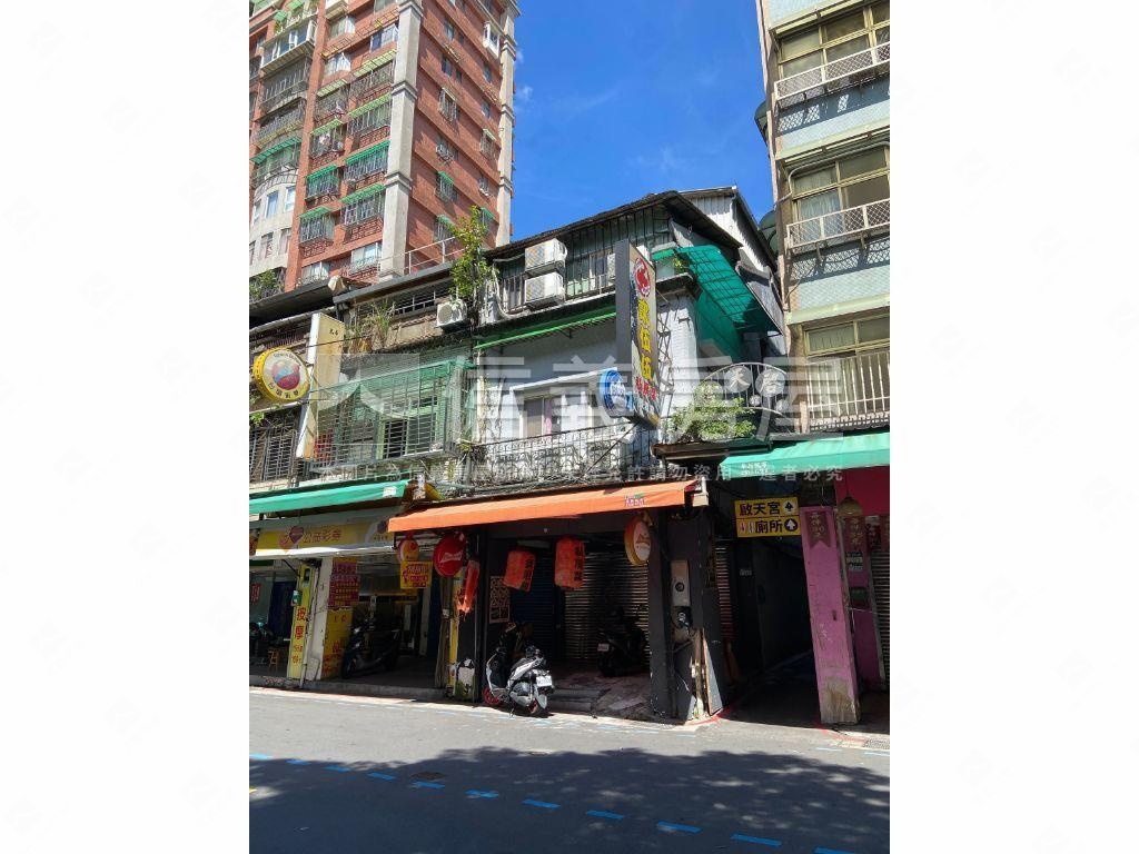 ＡＡ近龍山捷運透天房屋室內格局與周邊環境