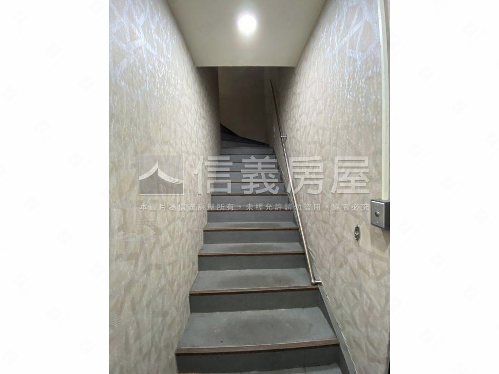 ＡＡ近龍山捷運透天房屋室內格局與周邊環境