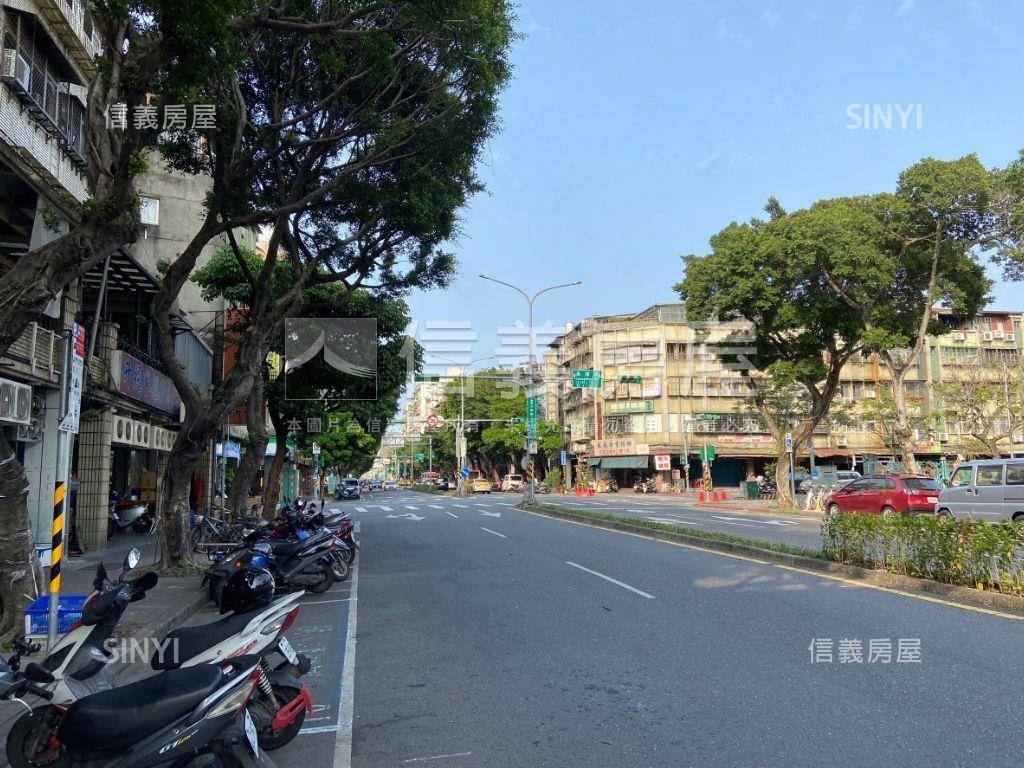 ＡＡ近龍山捷運透天房屋室內格局與周邊環境