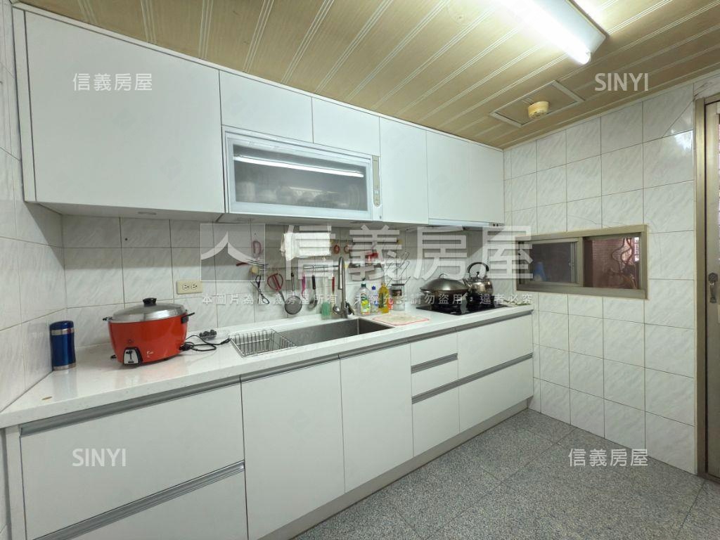 近輕軌龍華國小讚店面房屋室內格局與周邊環境