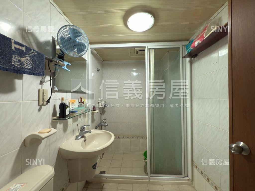 近輕軌龍華國小讚店面房屋室內格局與周邊環境