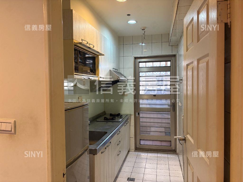 近新光逢甲西屯美三房車位房屋室內格局與周邊環境