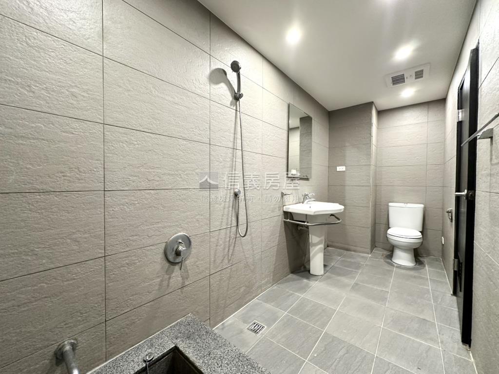 極精裝天情附坡平車位房屋室內格局與周邊環境
