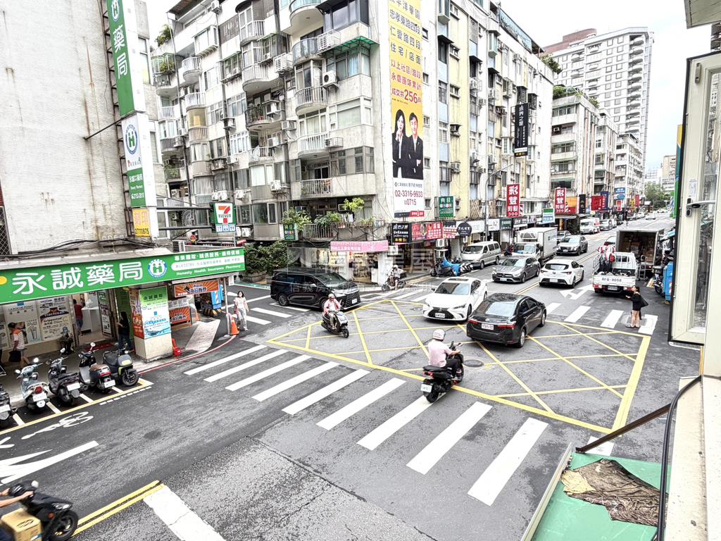 忠孝２１６巷三角窗店辦住房屋室內格局與周邊環境