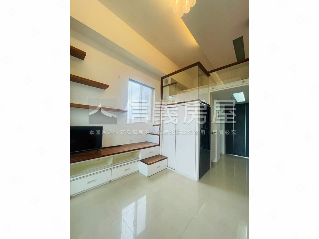 挑高邊間捷運美宅房屋室內格局與周邊環境