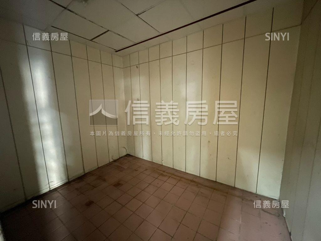前知名復健診所百坪角窗地房屋室內格局與周邊環境