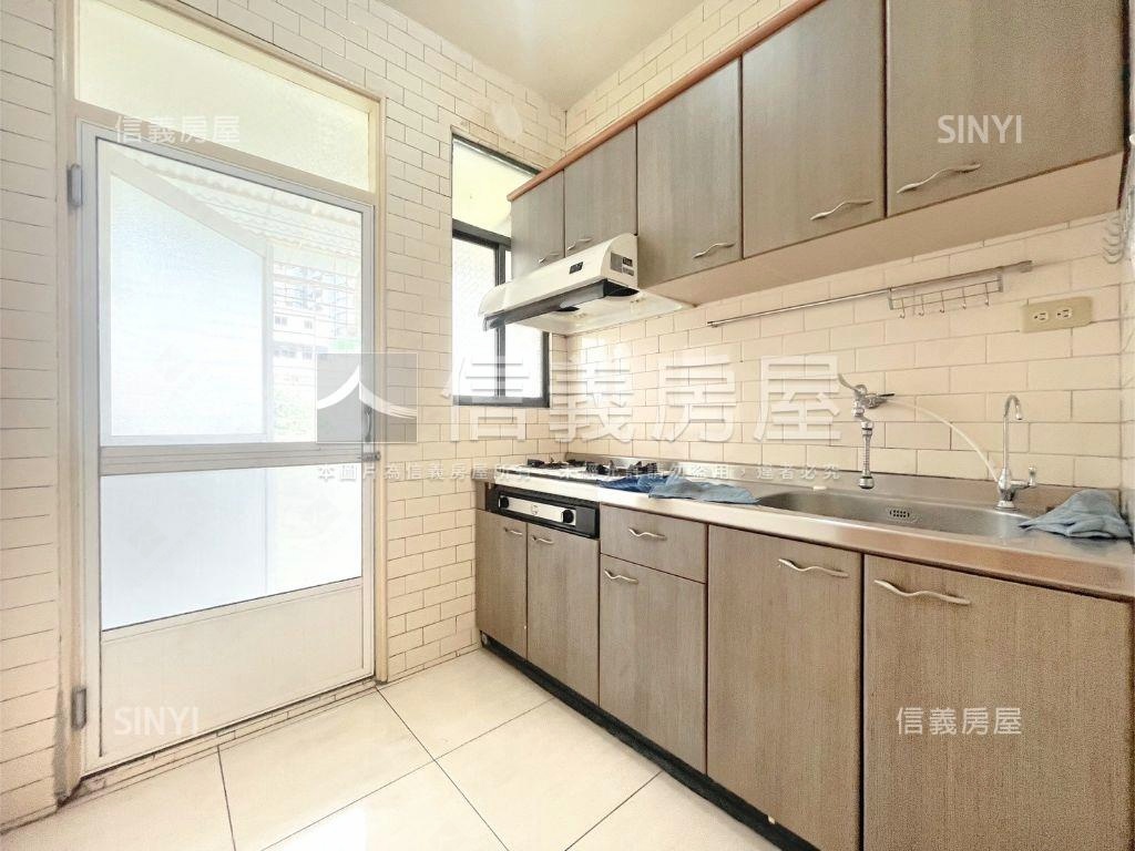 近輕軌邊間採光三房美寓房屋室內格局與周邊環境