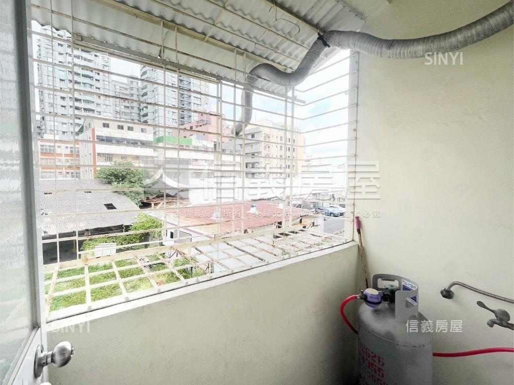 近輕軌邊間採光三房美寓房屋室內格局與周邊環境